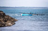 Vuelta a Mallorca: El M32 "Movistar", en tierra tras desarbolar en la bahía de Alcudia